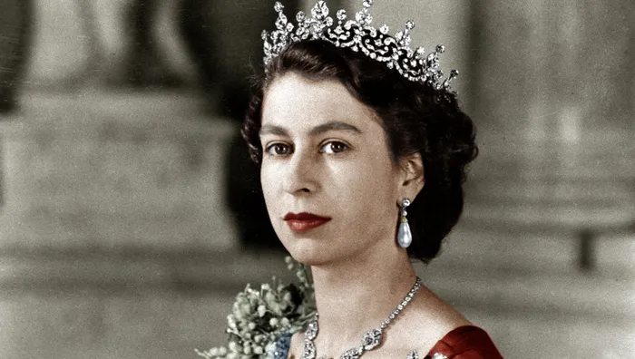 635761169906431287-QueenElizabeth-cover-05